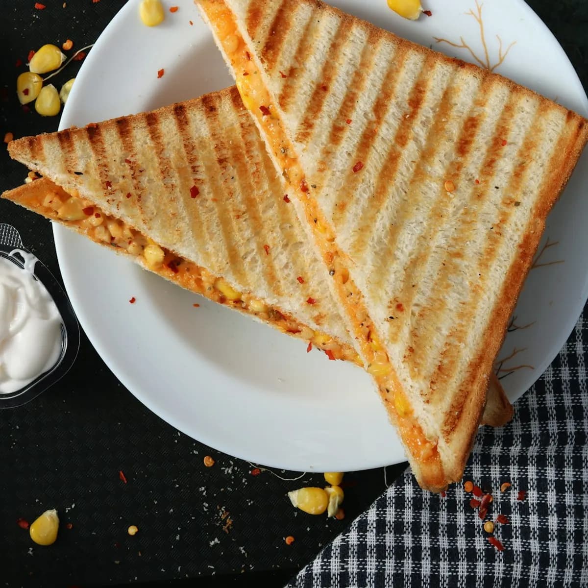 Üçgen kesilmiş ızgara tost ve soslar