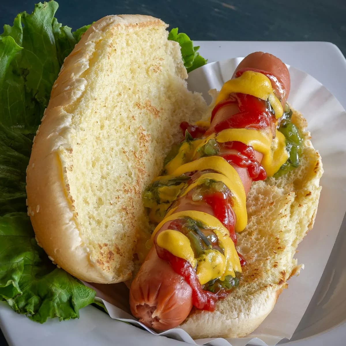 Hardal ve soslu, marullu köfte hot dog