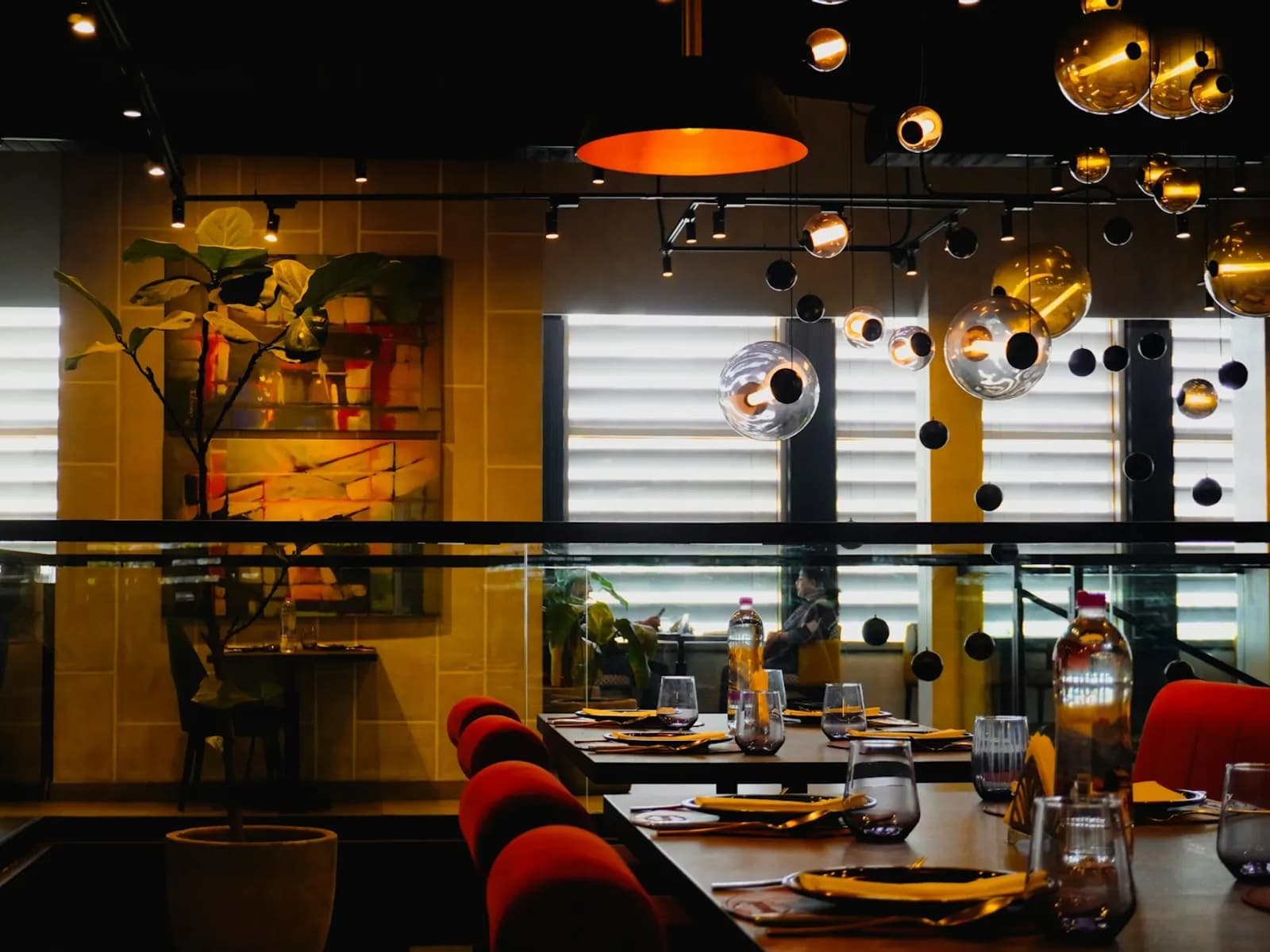 Kırmızı sandalyeli, sıcak ışıklı modern restoran salonu